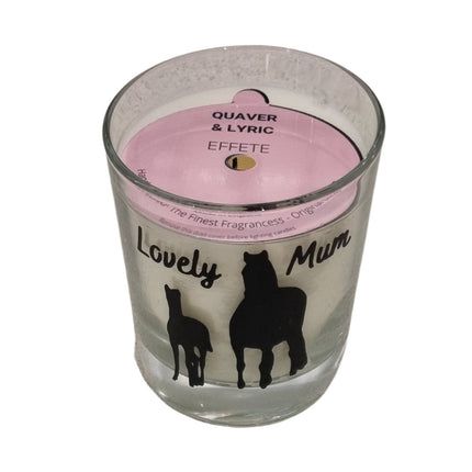 The Quaver&Lyric Scented Candle Glass Container features a Lovely Mum horse design, with white wax and a pink lid. Perfect as a Mother’s Day gift, this charming candle combines quality and style from Quaver&Lyric.