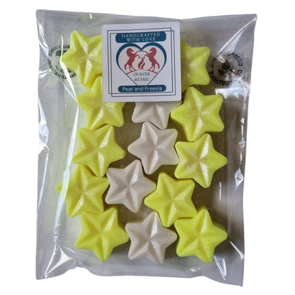 A clear plastic bag contains 15 star-shaped soy wax melts in yellow and shimmery white. The label reads: Quaver&Lyric Soy Wax Melt Stars, Pear and Freesia, handcrafted with vegan ingredients.
